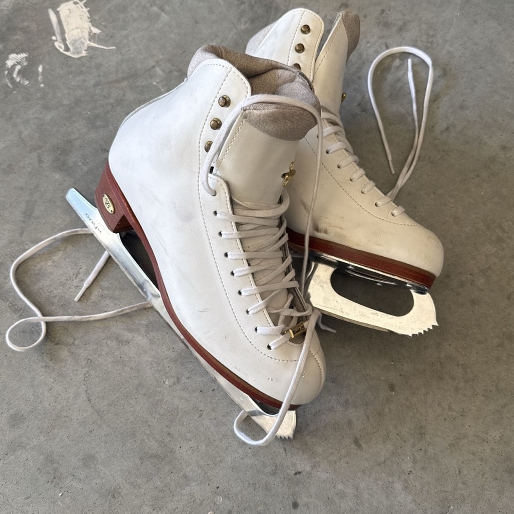 Riedell Skates Women’s 7 1/2 Ice skating Ice Skates